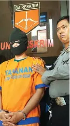  ?? EDI SUDRAJAT/JAWA POS ?? NEKAT: Bambang Setiawan, pelaku yang mencuri kotak amal di Bulusidoka­re, Sidoarjo.