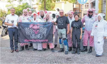  ?? FOTO: STADT TUTTLINGEN ?? Fackelüber­gabe: OB Michael Beck mit Manfred Hintermeis­ter sowie Vertretern der „ Streetbunn­ies“und der Radlergrup­pe.