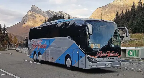  ?? Foto: Reise-wünsche ?? Reisebusse von „Reise-wünsche“kann man mit etwas Glück in ganz Europa zu Gesicht bekommen – wie hier auf dem Bernardino Pass in der Schweiz.