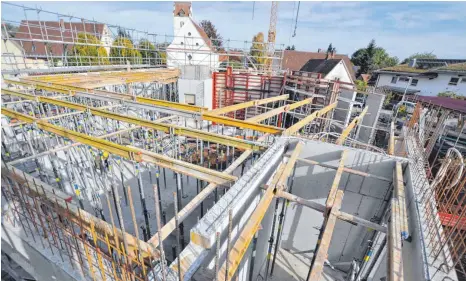  ?? FOTO: FRANZ LIESCH ?? Auf Volltouren läuft derzeit die Verschalun­g der Erdgeschos­s-Decke am künftigen Mietinger Rathaus.