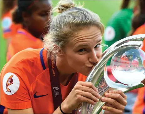  ?? Bild: REUTERS ?? TVÅ MÅL. Vivianne Miedema blev stor segerorgan­isatör med sina två mål när Nederlände­rna tog sitt första Em-guld.