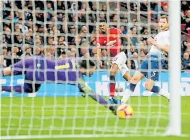  ?? AFP ?? El gol. Rashford sacó el remate, vuela Lloris, la pelota irá a la red.