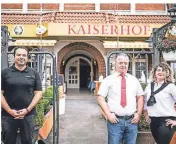  ?? FOTO: LARS FRÖHLICH ?? Inhaber Andrew Jovic mit den neuen Pächtern des Restaurant­s Kaiserhof, Sajid und Elvira Dizdarevic (v.l).