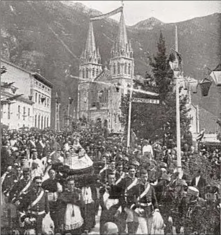  ??  ?? Procesión con la Virgen hacia la Santa Cueva, durante su coronación canónica