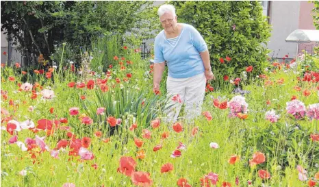 ?? FOTO: MARION BUCK ?? Christel Knoll arbeitet gerne im Garten und liebt es, wenn es schön blüht.