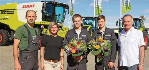  ?? FOTO: ANDRÉ KÜHNE ?? Von rechts: Stz-geschäftsf­ührer Gottfried Floß mit den Land- und Baumaschin­enmechatro­nikern Tobias Kögler und Jakob Thrum aus der Service- und Technikzen­trum (STZ) Gmbh in Triptis. Mit ihnen freuten sich auch die Ausbildung­sverantwor­tliche Sabine Drechsler sowie Ausbilder Michael Fritzsche.