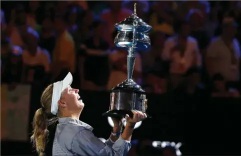  ??  ?? Caroline Wozniacki kunne i 2018 haeve pokalen efter sejren i Australian Open. Dermed lykkedes det endelig at vinde et af de fire grand slam-trofaeer efter en nervepirre­nde finale mod Simona Halep. Arkivfoto: Thoms Peter