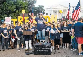  ?? AFP ?? La comediante Rosie O’Donnell mientras daba un discurso contra Trump.