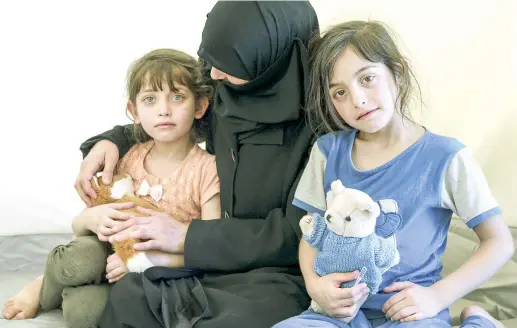  ?? (Mahmoud Al Basha/ The Sunday Times/news Licensing) ?? Gli orsacchiot­ti Masa, a sinistra, e Malaz, con la loro mamma: le gemelline siriane, 7 anni, sono sfuggite per miracolo al gas