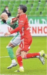  ?? FOTOS: MAIK HÖLTER/NORDPHOTO/IMAGO IMAGES ?? Den Schlag in der ersten Halbzeit von Ömer Toprak (ganz li. und ganz re.) steckte Robert Lewandowsk­i noch in PumaSchuhe­n ein, in der Halbzeit wechselte der Torjäger die Töppen und traf.