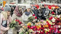  ?? BILD: AP ?? Trauernde legen Blumen nieder nach dem Brand eines Einkaufsze­ntrums in Sibirien.