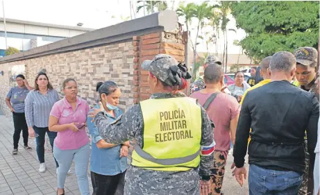  ?? ?? La Policía Militar Electoral está integrada por al menos una mujer en los diferentes recintos electorale­s de la JCE.