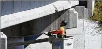  ?? RICHARD GRAULICH / THE PALM BEACH POST ?? Damage to Interstate 95’s 10th Avenue North overpass — struck Dec. 13 by a constructi­on vehicle being hauled by a tow truck — could delay the interchang­e project’s April deadline.
