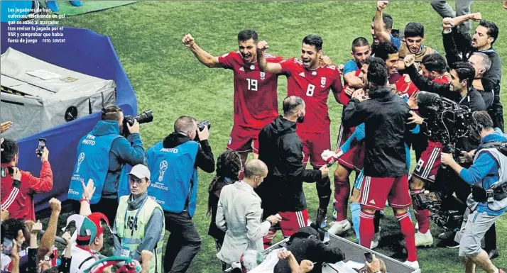  ?? FOTO: SIRVENT ?? Los jugadores de Irán, eufóricos, celebrando un gol que no subió al marcador tras revisar la jugada por el VAR y comprobar que había fuera de juego