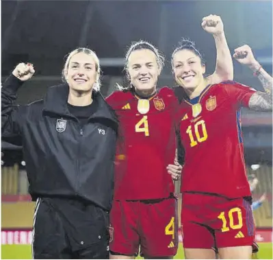  ?? RFEF ?? Alexia Putellas, Irene Paredes i Jenni Hermoso celebren, divendres passat, la classifica­ció per als Jocs.