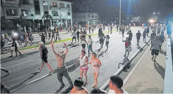  ?? REUTERS ?? La Habana. La gente, harta de los apagones, salió a protestar contra el gobierno por la falta de electricid­ad tras el paso del huracán Ian.