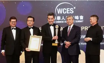  ??  ?? High honour: Leung (centre) receiving his award from Deputy Prime Minister Datuk Seri Dr Ahmad Zahid Hamidi. Looking on are (from left) Asli CEO and WCES chairman Tan Sri Michael Yeoh, Transport Minister Datuk Seri Liow Tiong Lai and WCES patron Tan...