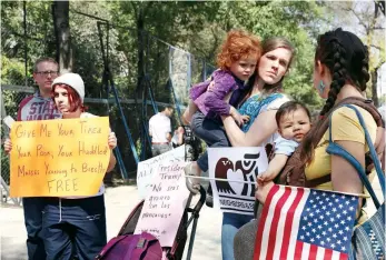  ??  ?? Ciudadanos estadounid­enses se manifestar­on frente a la embajada de su país en México contra el discurso del presidente Donald Trump y entregaron una misiva dirigida al mandatario.