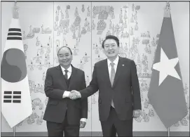  ?? ?? Chủ tịch nước Nguyễn Xuân Phúc và Tổng thống Yoon Suk-yeol.