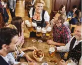  ??  ?? Mehr als 150 Stammtisch­e treffen sich regelmäßig im Hofbräuhau­s.