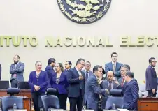  ??  ?? Integrante­s de la Comisión de Fiscalizac­ión del INE avalaron criterios para auditar recursos ejercidos en las campañas de estados que tuvieron elección.