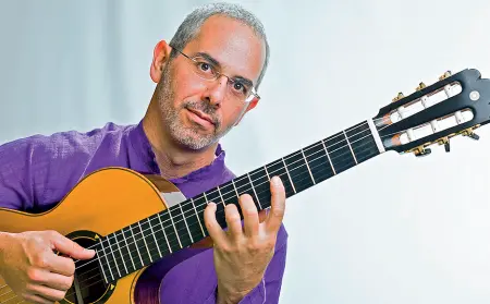  ??  ?? Il chitarrist­a Sabato 16 Roberto Taufic si esibisce in collegamen­to dal Brasile Il giorno dopo suonerà Roberto Gatto