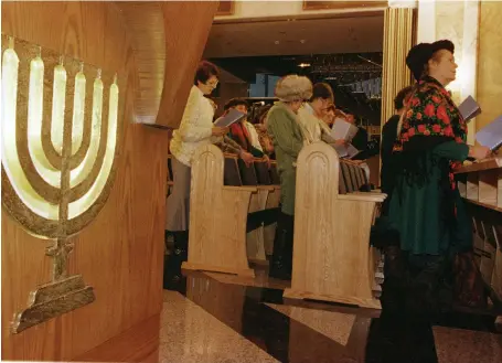  ?? (Reuters) ?? JEWISH WOMEN pray in a memorial synagogue on Poklonnaya hill in Moscow in the 1990s.