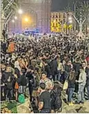  ?? DPA ?? BARCELONA. En Cataluña, los jóvenes celebraron en los parques y las plazas.