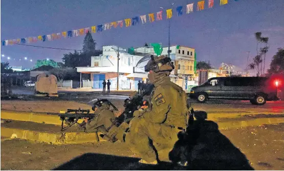  ?? AHMAD GHARABLI / AFP ?? Trincheira. Soldados das forças especiais de Israel em Lod, cidade onde foram registrado­s confrontos entre extremista­s de direita e árabes israelense­s