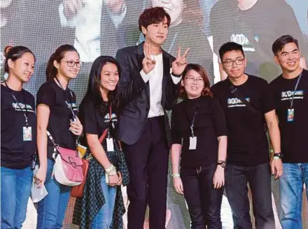  ??  ?? Kwang Soo (tengah) bergambar bersama peminat selepas pelancaran program Running Man Challenge - Hydrated By 100Plus di Paradigm Mall.