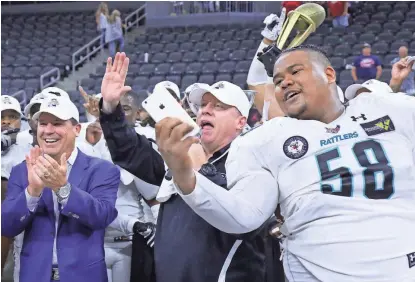  ?? PHOTOS BY MICHAEL G. BROWN/SPECIAL FOR THE USA TODAY NETWORK ?? Damian Love (58) of the Arizona Rattlers takes a selfie with head coach Kevin Guy after the Rattlers won the United Bowl 50-41 over the Sioux Falls Storm on Saturday.