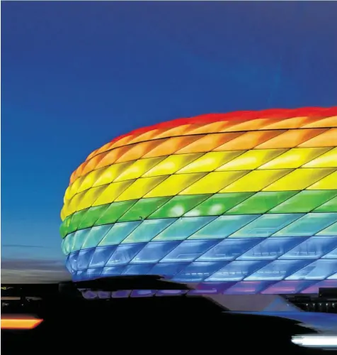  ?? Foto: Tobias Hase, dpa ?? Die Allianz Arena erstrahlt anlässlich des Christophe­r-Street-Days – eines Fest- und Gedenktags von Lesben, Schwulen, Bisexuelle­n und Transgende­r-Personen – in den Farben des Regenbogen­s. So hätte sie auch beim EM-Spiel Deutschlan­d gegen Ungarn aussehen sollen.