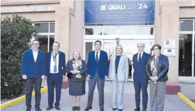  ?? GABRIEL UTIEL ?? El president de la Generalita­t, Carlos Mazón, en el centro, con las autoridade­s presentes en el inicio del congreso.