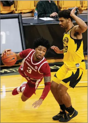  ?? (AP/L.G. Patterson) ?? Arkansas junior guard Desi Sills (left) goes down after being fouled by Missouri’s Mark Smith during the Razorbacks’ overtime victory over the No. 10 Tigers on Saturday at Columbia, Mo. Arkansas won its sixth consecutiv­e SEC game. More photos available at arkansason­line.com/214uamu.