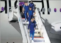  ?? ?? Los jugadores bajan del avión tras celebrar su visita oficial.