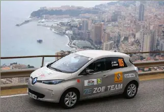  ?? (Photo ACM / Jo Lillini) ?? Parmi les  voitures électrique­s engagées figurent des Zoé, dont une « gonflée » capable de rouler sans recharge pendant  km.