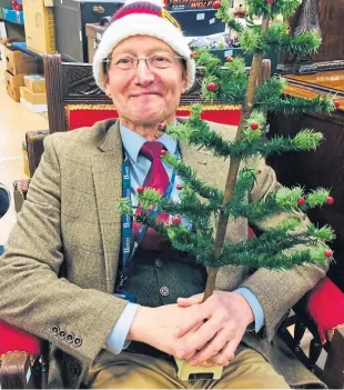  ?? Pictures: Hansons. ?? Hansons staff member Adrian Kinton with the tree.