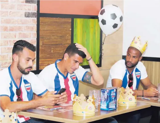  ?? JOHN DURÁN ?? Giancarlo González, Johnny Acosta y Patrick Pemberton en una actividad de la cadena de comidas rápidas Burger King, este lunes.