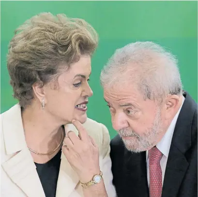  ?? AP ?? Juntos. Dilma Rousseff y Lula da Silva, en una imagen de 2016. El escándalo de corrupción los salpica.