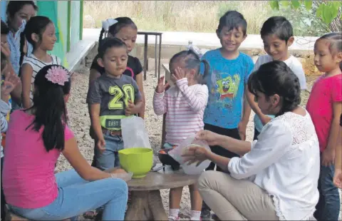  ??  ?? La maestra Raquel Hernández Euán muestra cómo se trabaja con los niños a través del programa Nido de Lengua, anteayer en la Universida­d Pedagógica Nacional, en Peto