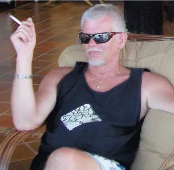  ??  ?? Le policier ripou Ian Davidson pris en photo lors d’un séjour dans le condo de son frère au Costa Rica. Il a tenté de vendre la liste des informateu­rs de la police pour 1 M$.