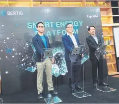  ?? YUTHANA PRAIWAN ?? Mr Thuchakorn (left), Mr Chansin (centre), and Chaiwat Sakouwjit, managing director of Energy Complex Co, at the Energy Complex launch yesterday.