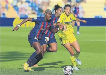  ?? Foto: efe ?? Asisat Oshoala logró el 0-2 con una vaselina de crack Su primer gol en esta Liga, tras gran pase de Mariona