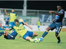  ?? FOTOS: ANÍBAL VÁZQUEZ. ?? ENTRADA. Santiago Molina, del Olancho FC, se barre contra Zapatilla Mejía.