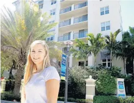  ?? CARLINE JEAN/STAFF PHOTOGRAPH­ER ?? Kelsey Dean in front of the Flagler Village apartment complex in Fort Lauderdale. She’s been unsuccessf­ul in her search for an apartment that fits her budget.