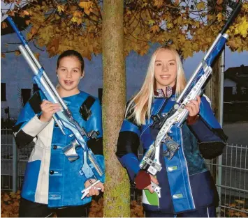  ?? Foto: Martin Gah ?? Zwei junge Powerfraue­n sind die Schwestern Karina (rechts) und Sandra Bayr vom Schützenve­rein Alpenrose Roßhaupten. Das Foto zeigt die Sportlerin­nen im Garten des Schützenhe­ims.