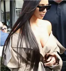  ??  ?? Dépouillée. Kim Kardashian à Paris le 2 octobre, quelques heures avant son agression.