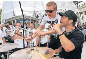  ?? FOTOS: DPA ?? Die Sportfreun­de Stiller auf der Bühne mit der Fußball-Nationalel­f um Bastian Schweinste­iger bei der WM 2006.