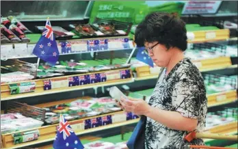  ?? YU FANGPING / FOR CHINA DAILY ?? A customer chooses products imported from Australia and New Zealand in Qingdao, Shandong province.