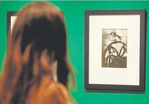  ?? // FUNDACIÓN CANAL ?? Una joven admira ‘Erótica velada’, de Man Ray, un retrato surrealist­a de Meret Oppenheim